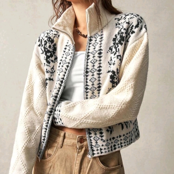 Ladies White High Collar Open Front Sweater, Suitable For Holiday Wear - Picture 4 of 7